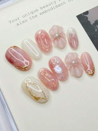 10 piezas de uñas postizas ovaladas medianas con tonos principales de rosa nude y blanco claro, pétalos 3D (incrustados con perlas falsas), líneas de lámina de oro, piezas de concha iridiscente con una atmósfera romántica y refinada, uñas acrílicas reutilizables de prensa 100% hechas a mano para uso diario o de fiesta para mujeres