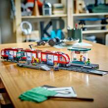 LEGO Stadtbahn und Bahnhof Zug Set - Kinder Spielzeug Zug Bausatz für Rollenspiel & Fantasie, Alter 7+ - Geschenkideen für Jungen & Mädchen Geburtstage - 60423