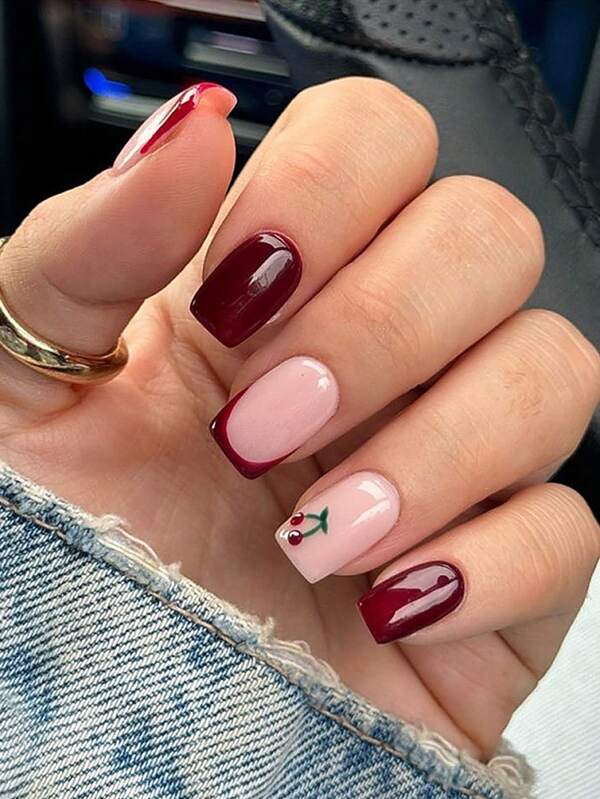 24 pièces Faux ongles carrés courts de couleur bordeaux avec bout français. Faux ongles de couleur unie et design de cerise, style simple et mignon. Parfait pour une utilisation quotidienne des femmes. Fournitures pour ongles