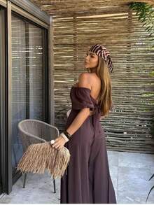 The Look That Exudes Tropical Elegance With Attitude! The Itacaré Jumpsuit Is Pure Charm For Stylish Summer Days. It Features Puff Sleeves And An Off-The-Shoulder Neckline. A Tie Detail At The Back Enhances The Silhouette. Comfort And Visual Impact In A Single Piece. - 鏽棕色 - 查看 3