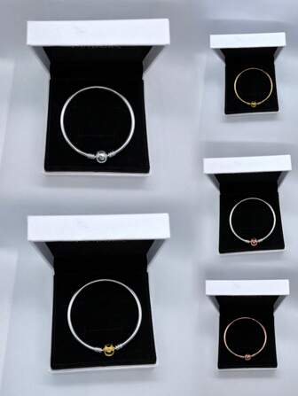 1件时尚女士圆形纽扣DIY吊坠蛇骨手链，适合日常搭配，是送给女性的完美节日礼物。