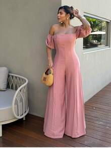 The Look That Exudes Tropical Elegance With Attitude! The Itacaré Jumpsuit Is Pure Charm For Stylish Summer Days. It Features Puff Sleeves And An Off-The-Shoulder Neckline. A Tie Detail At The Back Enhances The Silhouette. Comfort And Visual Impact In A Single Piece. Ideal For Your Clients Who Love To Stand Out With Style And Personality! - 乾枯玫瑰色 - 查看 1