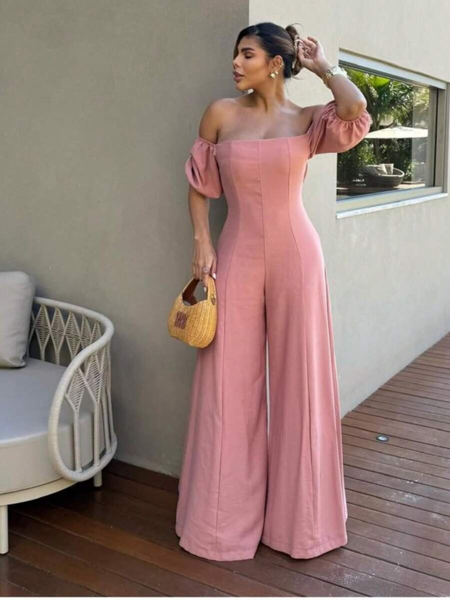 The Look That Exudes Tropical Elegance With Attitude! The Itacaré Jumpsuit Is Pure Charm For Stylish Summer Days. It Features Puff Sleeves And An Off-The-Shoulder Neckline. A Tie Detail At The Back Enhances The Silhouette. Comfort And Visual Impact In A Single Piece. Ideal For Your Clients Who Love To Stand Out With Style And Personality! - 乾枯玫瑰色 - 查看 1