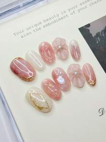 10 móng giả hình oval cỡ trung bình với tông màu hồng nude và trắng nhạt chủ đạo, cánh hoa 3D (đính ngọc trai), đường viền lá vàng, mảnh vỏ sò óng ánh tạo nên không gian lãng mạn và tinh tế, móng acrylic dán thủ công 100% có thể tái sử dụng dành cho nữ dùng hàng ngày hoặc dự tiệc. - Nhiều màu - Xem 12