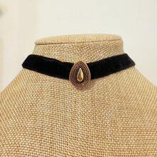 Colar Choker de Veludo com Pingente de Gota Dourado Envelhecido