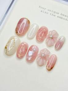 10 móng giả hình oval cỡ trung bình với tông màu hồng nude và trắng nhạt chủ đạo, cánh hoa 3D (đính ngọc trai), đường viền lá vàng, mảnh vỏ sò óng ánh tạo nên không gian lãng mạn và tinh tế, móng acrylic dán thủ công 100% có thể tái sử dụng dành cho nữ dùng hàng ngày hoặc dự tiệc. - Nhiều màu - Xem 5
