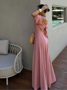 The Look That Exudes Tropical Elegance With Attitude! The Itacaré Jumpsuit Is Pure Charm For Stylish Summer Days. It Features Puff Sleeves And An Off-The-Shoulder Neckline. A Tie Detail At The Back Enhances The Silhouette. Comfort And Visual Impact In A Single Piece. Ideal For Your Clients Who Love To Stand Out With Style And Personality! - 乾枯玫瑰色 - 查看 2