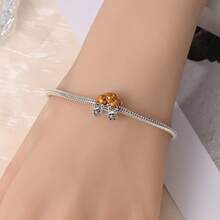 一套镀银丰收季吊坠套装，包括2件秋季向日葵吊坠、秋季花束吊坠、秋日印象吊坠、丰收季吊坠、丰收季南瓜珠、农场南瓜堆珠、快乐南瓜车吊坠、小刺猬南瓜吊坠，以及3件感恩节吊坠套装，适合DIY制作手链和项链，也可作为情侣珠宝礼物。 - 彩色 - 查看 6