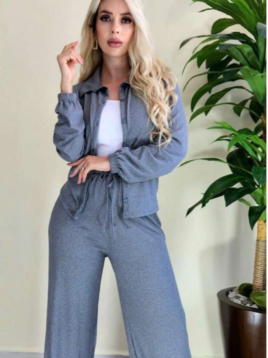 ✨ ¡CONJUNTO ELEGANTE Y CÓMODO DISPONIBLE ! ✨  ¿Buscas estilo sin complicarte? ‍♀️ Este conjunto de blusa manga larga con botón + pantalón a juego es la combinación perfecta entre elegancia y comodidad - Gris - Ver 1