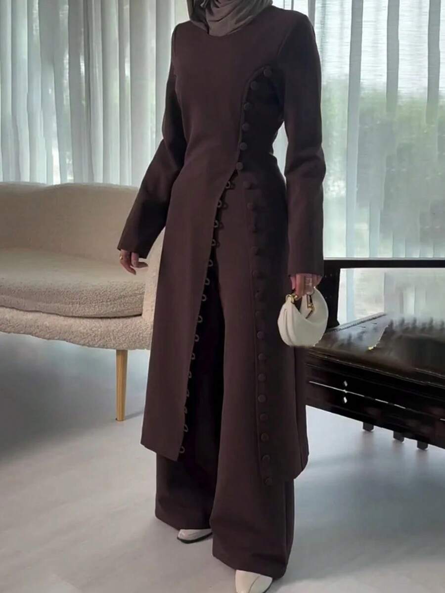 Bộ đồ nữ thanh lịch gồm áo và quần màu trơn, trang phục công sở thường ngày với đường xẻ tà, thích hợp mặc mùa xuân.