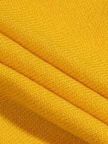 这款2025年新款时尚女式毛衣是一款长袖V领针织开衫，正面采用纽扣设计。它时尚、简约、百搭，休闲风格，非常适合秋冬季的日常外出和通勤。