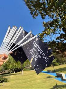 Cờ cầm tay tùy chỉnh, cờ cầm tay với mọi kiểu dáng và màu sắc, cờ cầm tay in kỹ thuật số bằng polyester, kèm cột màu trắng, thích hợp cho các cuộc diễu hành, lễ kỷ niệm và hoạt động ngoài trời, vật dụng trang trí tiệc cho mọi loại lễ hội, có thể dễ dàng treo trong nhà và ngoài trời, vật trang trí tiệc hàng đầu - Nhiều màu - Xem 7