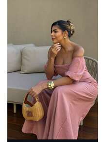 The Look That Exudes Tropical Elegance With Attitude! The Itacaré Jumpsuit Is Pure Charm For Stylish Summer Days. It Features Puff Sleeves And An Off-The-Shoulder Neckline. A Tie Detail At The Back Enhances The Silhouette. Comfort And Visual Impact In A Single Piece. Ideal For Your Clients Who Love To Stand Out With Style And Personality! - 乾枯玫瑰色 - 查看 3