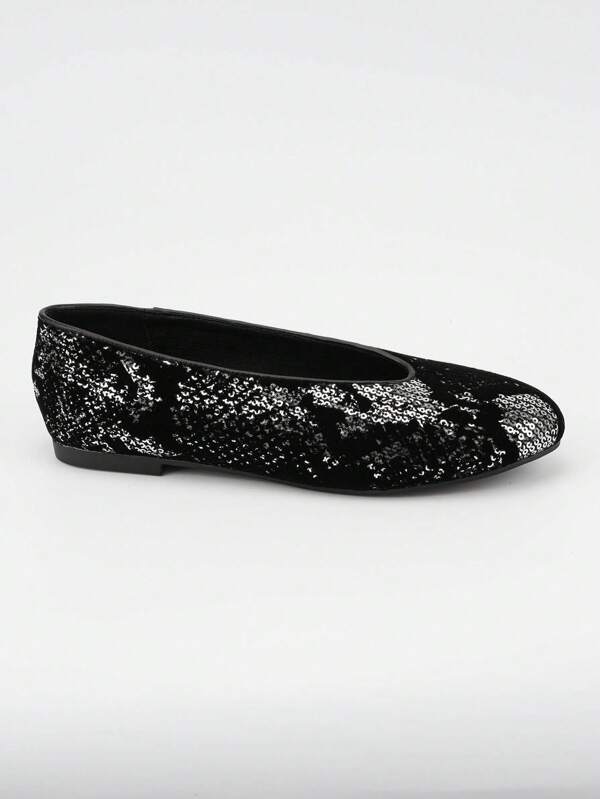 Chaussures plates femme à bout carré avec décor d'imprimé vache, design minimaliste avec bride à boucle et talon incurvé. Chaussures plates rétro élégantes à bout carré en tissu à motif animal factice, avec semelle souple. Convient pour les festivals, les fêtes, les vacances, les sorties