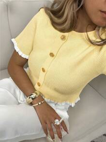 Blusa de punto de verano para mujer con diseño de botones en las orejas y el borde, en color amarillo crema. Blusa de punto elegante y casual de manga corta, adecuada para citas y uso diario.