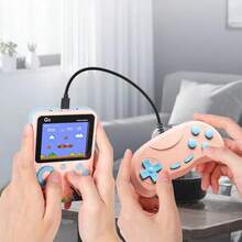 Una consola portátil de juegos de mano que es compatible con conexión de controlador con cable, adecuada para juegos multijugador y conexión a TV. Es ligera y compacta, con una amplia biblioteca de contenido y batería de larga duración, convirtiéndola en la opción perfecta para jugar al aire libre. Una elección ideal como regalo de cumpleaños, el paquete incluye la consola de juegos, cable de conexión a TV, cable de carga USB y manual de usuario. - Verde - Ver 10
