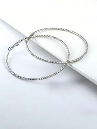1 paire de boucles d'oreilles créoles exagérées à texture métallique