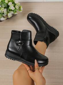 بوت كاحل شتوية للنساء، بطانة دافئة، قاعدة مانعة للانزلاق، سحاب جانبي، رأس مستدير، كعب مسطح، خارج اصطناعي أسود، بوت قصيرة مناسبة للمتوسطي العمر والمسنين في فصل الشتاء