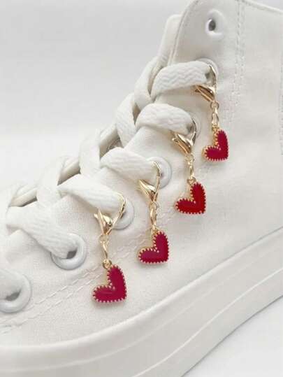 4个心形鞋夹，红色毛毡材质，金色金属装饰 - 可拆卸DIY鞋夹，适用于运动鞋、靴子 - 情人节和感恩节礼物装饰，定制运动鞋 | 趣味装饰 | 精致工艺，鞋履配件