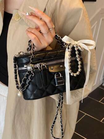 1 pièce Sac à main de luxe discret de style Y2K pour femmes avec bandoulière réglable, motif de dentelle à perles, nœud papillon et anse en métal. Convient pour les déplacements quotidiens, les courses et autres utilisations. Matériau en PU avec motif de diamant noir et de treillis brodé.