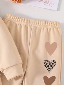 年轻女孩心形印花圆领运动衫和喇叭裤套装