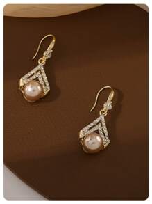 A Champagne Pearl Earring With A Minimalist And Niche Design, A New High-End Earring
