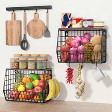 2-Stöckiger Obstkorb mit Wandhalterung & Holzdeckel – inkl. 4 Bananenhaken, Hängende Etagere & Stapelbare Obstschale aus Metall, Atmungsaktives Mesh-Design – Obst- & Gemüseaufbewahrung für Küche & Speisekammer - Schwarz - Übersicht 4