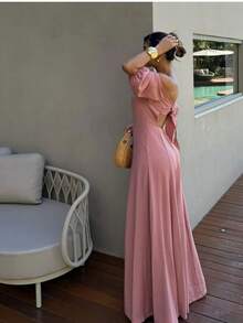 The Look That Exudes Tropical Elegance With Attitude! The Itacaré Jumpsuit Is Pure Charm For Stylish Summer Days. It Features Puff Sleeves And An Off-The-Shoulder Neckline. A Tie Detail At The Back Enhances The Silhouette. Comfort And Visual Impact In A Single Piece. - 乾枯玫瑰色 - 查看 1