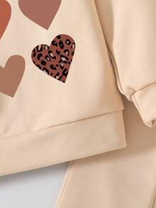 年轻女孩心形印花圆领运动衫和喇叭裤套装