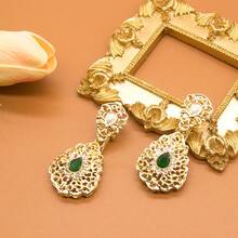 1 Coppia di orecchini alla moda da donna di stile mediorientale/arabo, orecchini a forma di lacrima stile marocchino/algerino da sposa con strass e design floreale traforato, gioielli da matrimonio