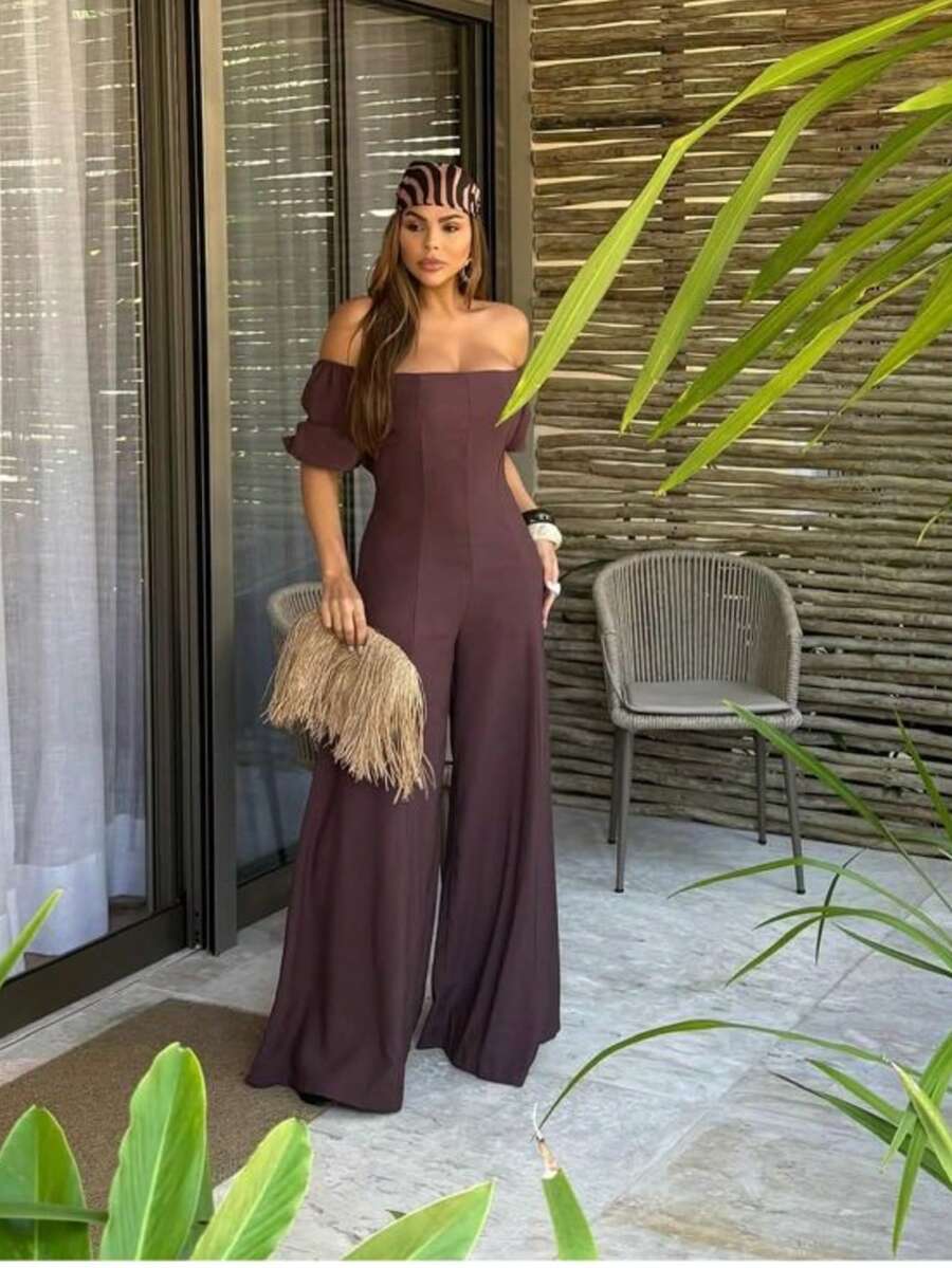 The Look That Exudes Tropical Elegance With Attitude! The Itacaré Jumpsuit Is Pure Charm For Stylish Summer Days. It Features Puff Sleeves And An Off-The-Shoulder Neckline. A Tie Detail At The Back Enhances The Silhouette. Comfort And Visual Impact In A Single Piece. - 鏽棕色 - 查看 1