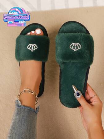 Bekväma, mjuka och trendiga tofflor för hemmabruk/sovrum, lämpliga för inomhus- och utomhusbruk - Finns i svart, minimalistiska, fuzzy, vita, grå och gröna platta slip-on-modeller för kvinnor.