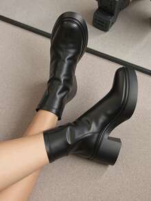 Botas de media pantorrilla con suela gruesa y punta redonda negras para mujer, estilo británico, diseño de cremallera trasera, cómodas y fáciles de usar, adecuadas para otoño e invierno. - Negro - Ver 7