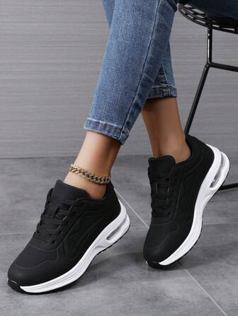 Chaussures de course blanches à plateforme douce pour femmes, à bout rond et à lacets. Chaussures de sport décontractées légères, confortables et polyvalentes avec amorti à air et absorption des chocs.