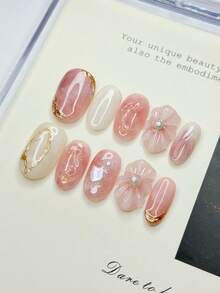 10 móng giả hình oval cỡ trung bình với tông màu hồng nude và trắng nhạt chủ đạo, cánh hoa 3D (đính ngọc trai), đường viền lá vàng, mảnh vỏ sò óng ánh tạo nên không gian lãng mạn và tinh tế, móng acrylic dán thủ công 100% có thể tái sử dụng dành cho nữ dùng hàng ngày hoặc dự tiệc. - Nhiều màu - Xem 3