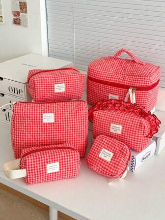 1 st rödrutig quiltad kosmetikväska med stor kapacitet, moderiktig bärbar sminkväska, resesminkväska för flickor, multifunktionell förvaringsväska för läppstift, bindor, mynt, nycklar, hårspännen, hårband, söt necessär, reseorganisatör för smink, mors dag-present, present till skolstarten, nyårspresent, reseessens, skolväska för helgdagar/sommarlov, reseväska för studenter, kosmetikväska för kvinnor