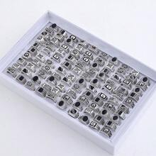 Este juego de anillos vintage de aleación para hombres viene en un paquete de 10 piezas. Su característica es la combinación mixta de múltiples anillos, convirtiéndolo en un regalo de joyería de moda para uso diario en fiestas y bodas. Envío aleatorio