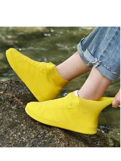 1双可重复使用的户外乳胶雨靴和防水鞋套，防雨。多种颜色可选，经久耐用。可折叠彩色硅胶鞋套，便携防水。