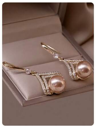 A Champagne Pearl Earring With A Minimalist And Niche Design, A New High-End Earring