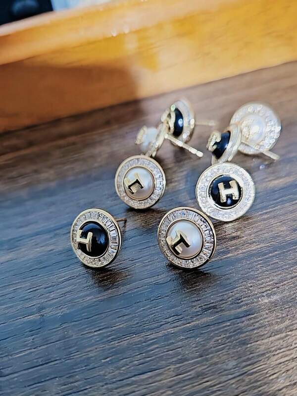 1 pièce Boucles d'oreilles à tige avec lettre en zircone et perle, boucles d'oreilles rondes vintage avec une élégance haut de gamme pour femmes