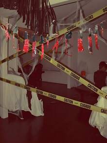 1 Set (1 Pieza con 12 Cuchillos) Pancarta, Decoración de Fiesta de Halloween de PVC Pancarta Sangrienta, Decoración de Guirnalda de Terror, Suministros de Decoración de Tema de Película de Terror para Cumpleaños, Carnaval y Prop de Horror