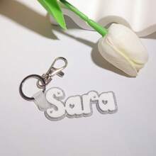 Chaveiro com nome personalizado em acrílico para mochila, bolsa de fraldas, lancheira, presente para mulheres, família e meninas. Colorido, fofo, adorável, divertido, kawaii, Y2K, estiloso, unissex, casual, personalizado, único, sob medida. Presente ideal para ele, para ela, namorado, namorada, família, amigos, material escolar, para adolescentes, alunos do ensino fundamental, ensino médio, universitários, calouros, veteranos, estudantes dos primeiros anos. Delicado, romântico, utilitário e chique. - prateado - Ver 20