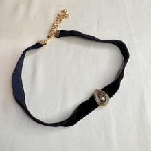Colar Choker de Veludo com Pingente de Gota Dourado Envelhecido