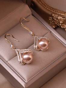 A Champagne Pearl Earring With A Minimalist And Niche Design, A New High-End Earring