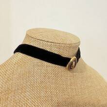Colar Choker de Veludo com Pingente de Gota Dourado Envelhecido