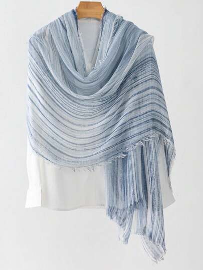 这款女士时尚简约条纹渐变色流苏围巾，休闲百搭，防风防晒，多种颜色可选，兼具防晒和保暖功能。优雅百搭，时尚美观，是连衣裙的理想搭配。
