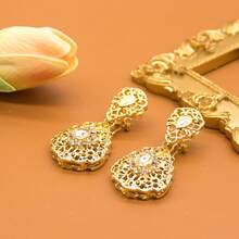 1 Coppia di orecchini alla moda da donna di stile mediorientale/arabo, orecchini a forma di lacrima stile marocchino/algerino da sposa con strass e design floreale traforato, gioielli da matrimonio