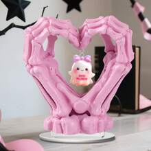 1/6 Stücke Halloween Schädel Tischdekoration Kunst, 2D Acryl Tischdekoration Ornamente, rosa Schädel Liebesgeste Dekoration Design, hängende süße kleine Geist Hängedekoration ideal für Heim Dekoration, Hof Garten, Halloween Atmosphäre Requisiten, geeignet für Studium, Wohnzimmer, Küche, Badezimmer Dekoration Büro, Studentenwohnheim Tischkunst, Halloween Weihnachtsparty Kostümzubehör und Überraschungsgeschenke - Verschiedenfarbig - Übersicht 5