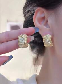 European And American Pleated C-Shaped Earrings For Women, New Style, Niche Design, High-End Temperament Earrings - 金色 - 查看 2