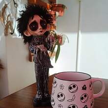 1 Pc Halloween Or Party Creative And Spooky Resin Scissor Hands Doll Decor - Whimsical Craft Figurine Gift For Holiday Party Scene Decoration, Halloween Scene Layout Resin Crafts. Home Decor Halloween Decor Room Decor